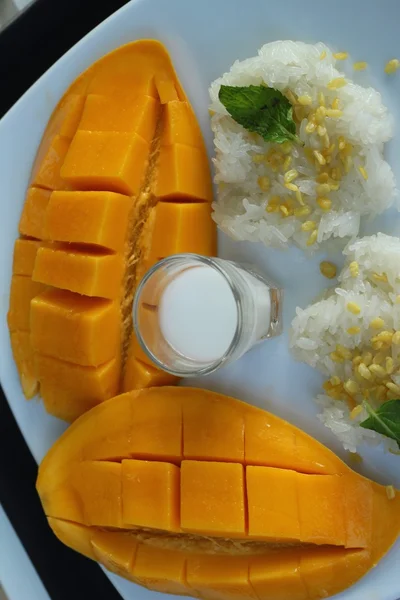 Arroz pegajoso con mezcla de leche de coco y mango maduro . —  Fotos de Stock