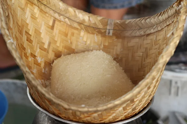 Maken gestoomde kleverige rijst in pot — Stockfoto