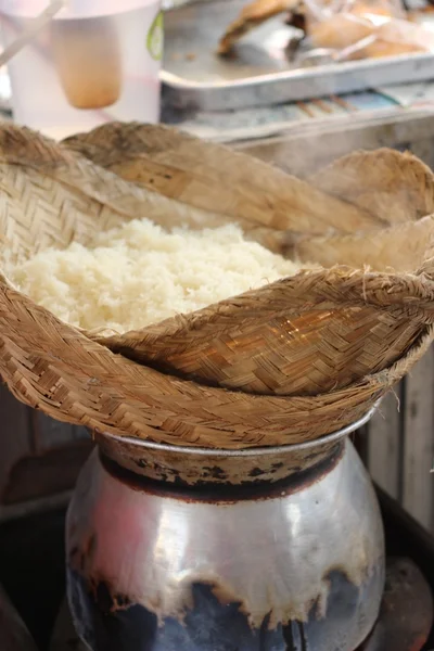 Hacer arroz pegajoso al vapor en olla — Foto de Stock