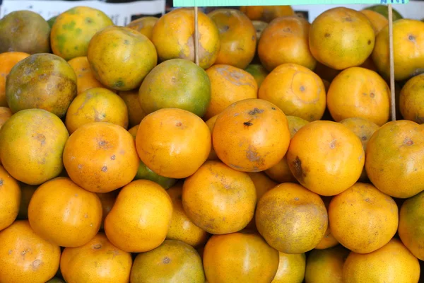 Frutas de naranja en el mercado — Foto de Stock