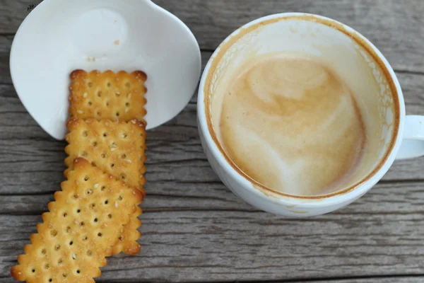 Café latte en verre et craquelins — Photo