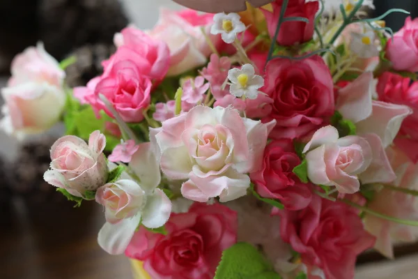 Belas rosas vintage de flores artificiais — Fotografia de Stock