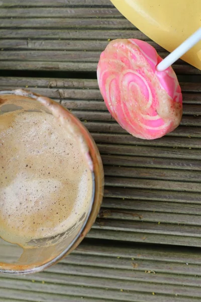 Café latte chaud en verre et bonbons sucrés — Photo