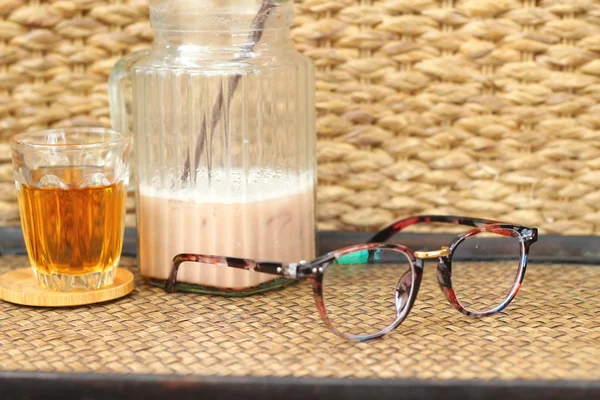 Glasögon med bröd och te med ice choklad — Stockfoto