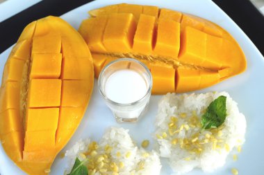 Hindistan cevizi sütü karışımı ve olgun mango ile yapışkan pirinç.