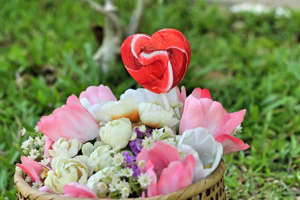 Candy valentines hearts and artificial flowers — Stock Photo, Image