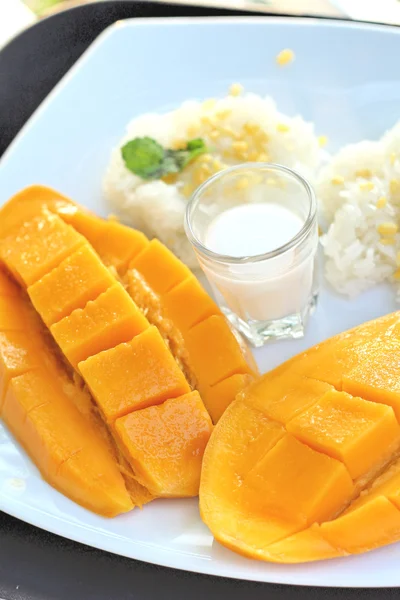 Arroz pegajoso con mezcla de leche de coco y mango maduro . —  Fotos de Stock