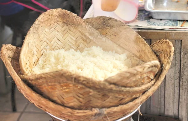 Podejmowania parzona lepki ryż w puli — Zdjęcie stockowe