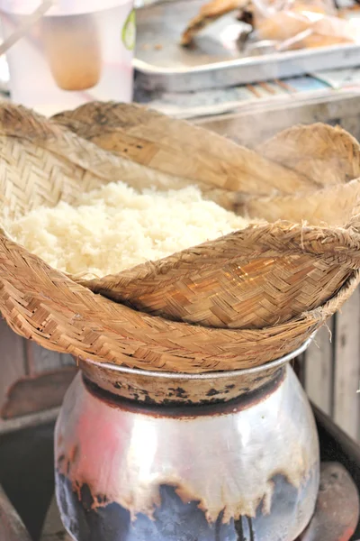 Tencerede yapışkan pirinç steamed yapımı — Stok fotoğraf