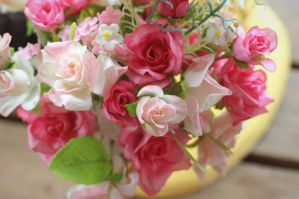 Schöne alte Rosen mit künstlichen Blumen — Stockfoto