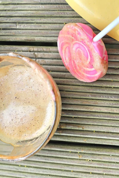 Horké latte káva v glassand candy sweet — Stock fotografie