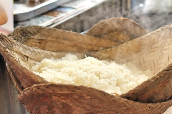 Fazendo arroz pegajoso cozido no vapor em panela — Fotografia de Stock