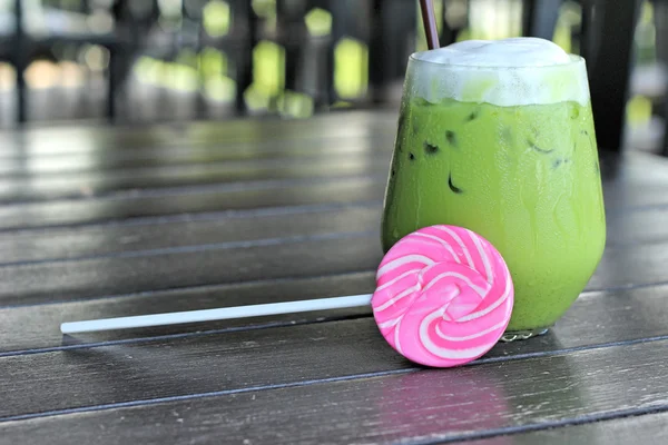 Té verde helado en la leche es delicioso y dulce dulce — Foto de Stock