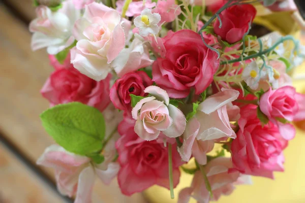 Όμορφα τριαντάφυλλα εκλεκτής ποιότητας των τεχνητών λουλουδιών — Φωτογραφία Αρχείου