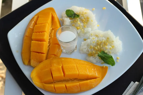 Lepkavá rýže s kokosovým mlékem mix a zralé mango. — Stock fotografie