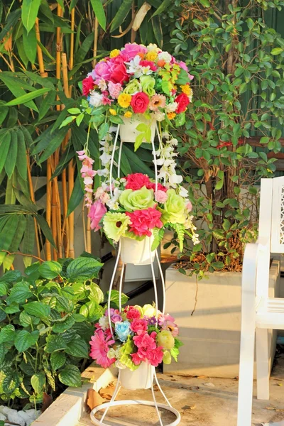 Прекрасные винтажные розы искусственных цветов — стоковое фото