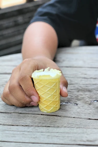 Dzieci jedzenie lody w ręku — Zdjęcie stockowe