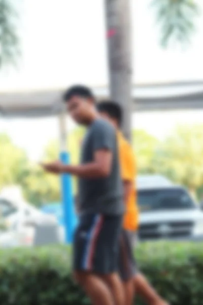 Niewyraźne człowieka za pomocą smartfonu — Zdjęcie stockowe