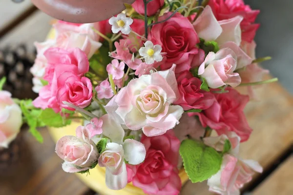 Hermosas rosas vintage de flores artificiales —  Fotos de Stock