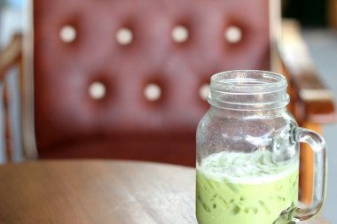 Buzlu yeşil çay ve süt lezzetli