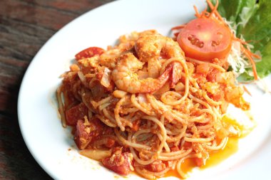 Sauc çanak üzerinde karides spagetti