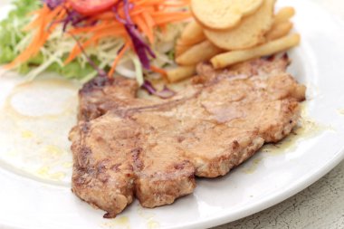 biftek ve patates kızartması sebze salatası.