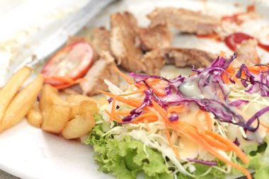 biftek ve patates kızartması sebze salatası.