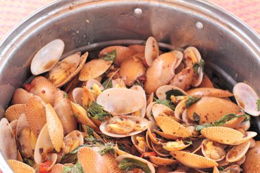 Köri sosu - Surf istiridye içinde kızarmış deniz hayvanı kabuğu