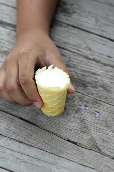 Dzieci jedzenie lody w ręku — Zdjęcie stockowe