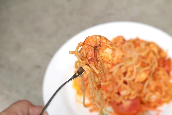Spaghetti ai gamberetti con sugo su piatto — Foto Stock