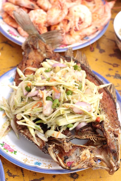 Жареная рыба с салатом из манго — стоковое фото
