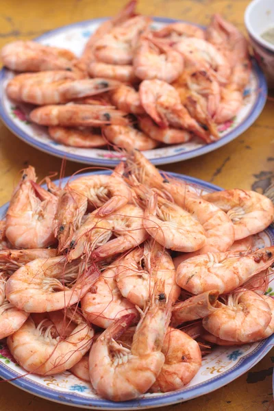 Barbacoa camarones delicioso en el plato — Foto de Stock