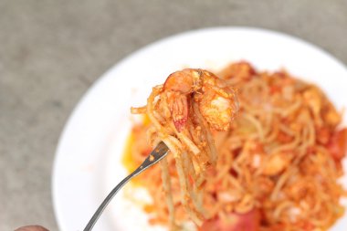 Sauc çanak üzerinde karides spagetti