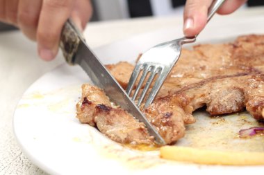 biftek ve patates kızartması sebze salatası.