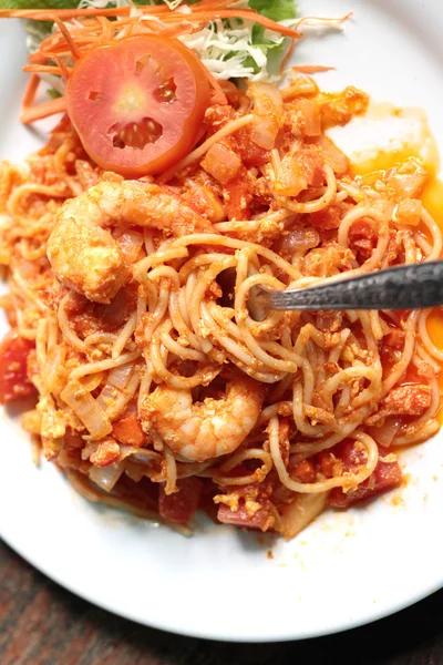 Sauc çanak üzerinde karides spagetti — Stok fotoğraf