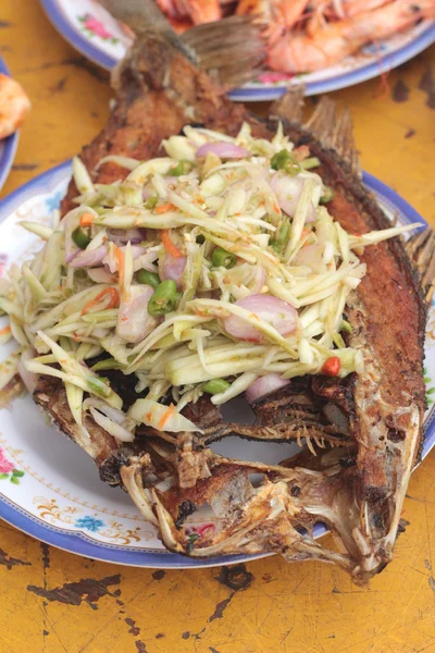 Pescado frito con ensalada de mango — Foto de Stock