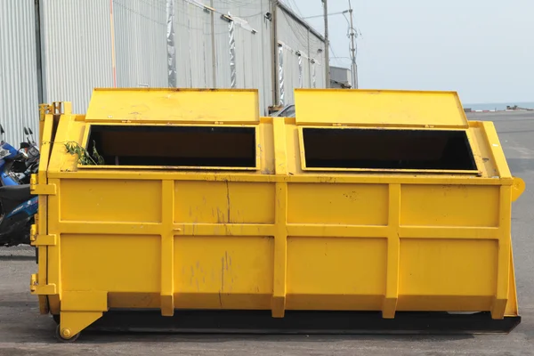 Papelera puede cubos de basura grande amarillo afuera . — Foto de Stock