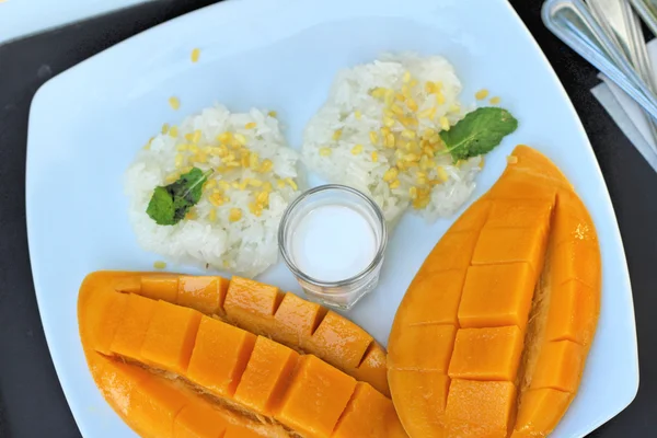 Sticky rice with coconut milk mix and ripe mango. — Stock Photo, Image