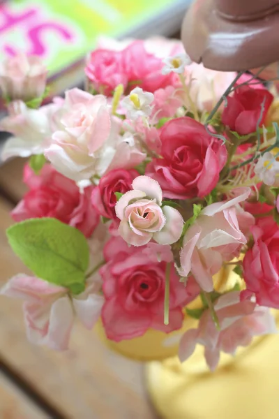 Hermosas rosas vintage de flores artificiales —  Fotos de Stock