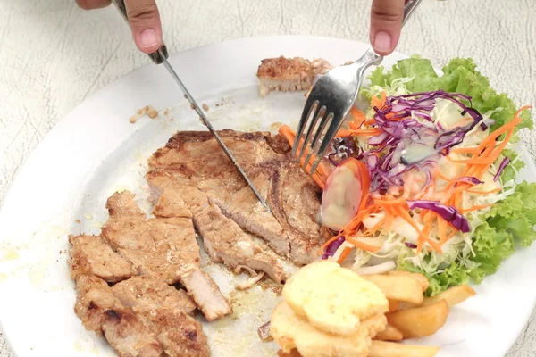 Steak dan salad sayuran dengan kentang goreng . — Stok Foto