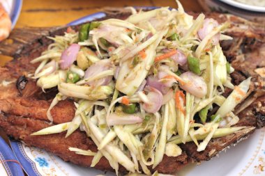 Kızarmış Balık mango salatası ile