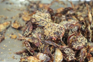 piyasada kızarmış balık