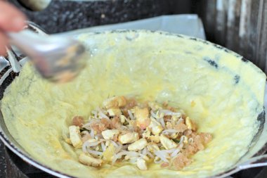 Süreç içinde gevrek gözleme yumurta yapma