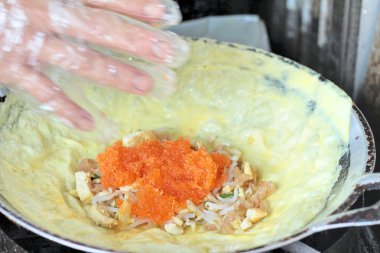 Süreç içinde gevrek gözleme yumurta yapma