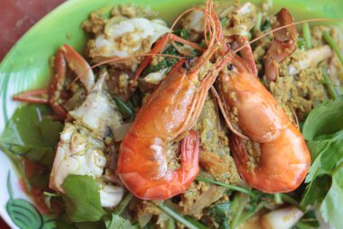 Karides köri - kızarmış karides tabak içinde toz köri ile