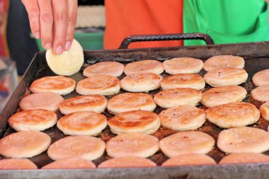 Tayland tatlı, mix un, Hindistan cevizi ve sonra kızarmış.