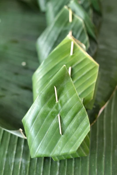 Arroz pegajoso con natillas envuelto en hojas de plátano . — Foto de Stock