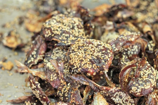 Fisch gebraten auf dem Markt — Stockfoto