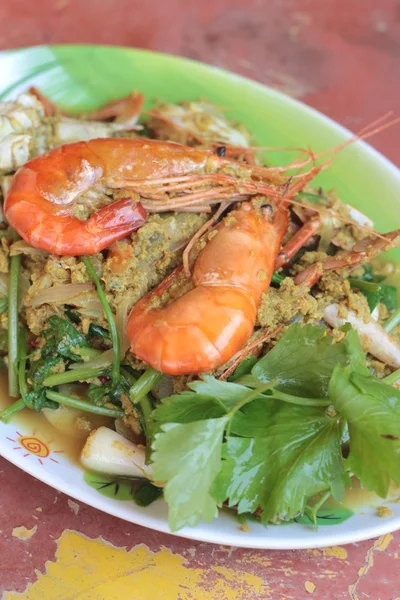 Caril de camarão - Camarão frito com curry em pó em prato — Fotografia de Stock