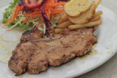 biftek ve patates kızartması sebze salatası.